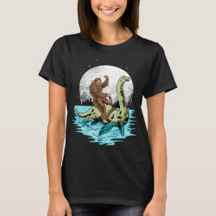 Camiseta Bigfoot Sasquatch Dirigindo O Monstro Do Loch Ness