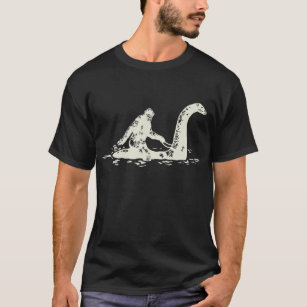 Camiseta Bigfoot Sasquatch Dirigindo O Monstro Do Loch Ness