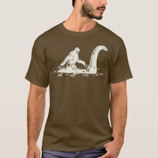 Camiseta Bigfoot Sasquatch Dirigindo O Monstro Do Loch Ness