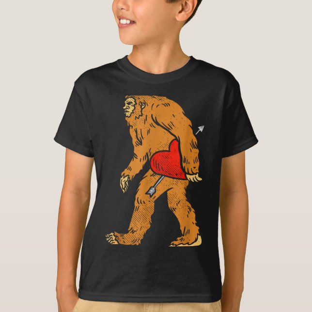 Camiseta Bigfoot Sasquatch Heart With Arrow Funny Valentine (Frente)