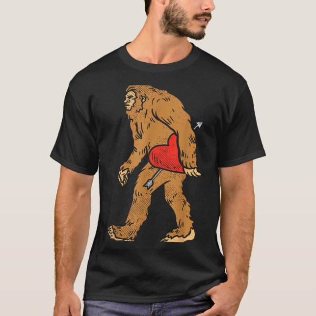 Camiseta Bigfoot Sasquatch Heart With Arrow Funny Valentine (Frente)