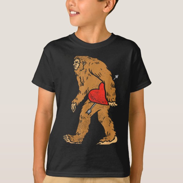 Camiseta Bigfoot Sasquatch Heart With Arrow Funny Valentine (Frente)