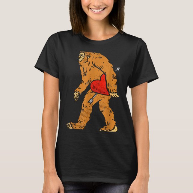 Camiseta Bigfoot Sasquatch Heart With Arrow Funny Valentine (Frente)