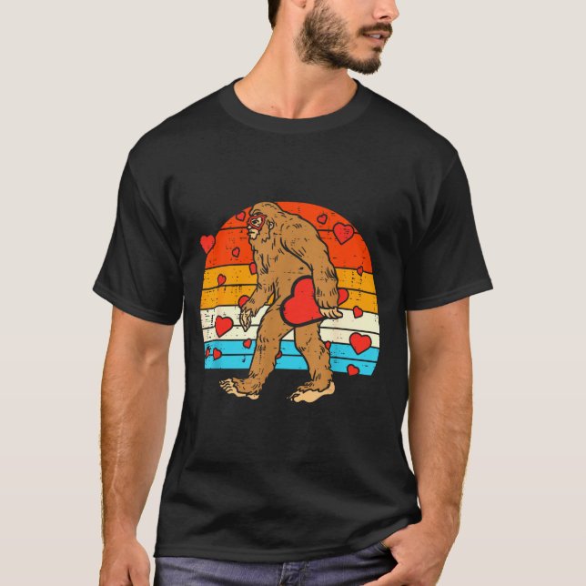 Camiseta Bigfoot Sasquatch Retro Heart Funny Valentines Day (Frente)