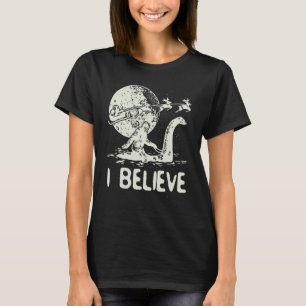 Camiseta Bigfoot Sasquatch Riding Loch Ness Monster Christm
