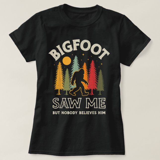 Camiseta Bigfoot Saw Me But Nobody Believes Him Funny Sasqu (Frente do Design)