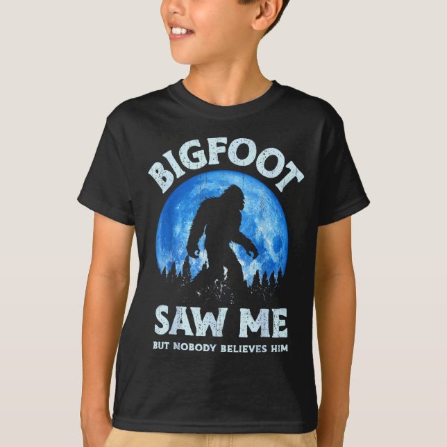 Camiseta Bigfoot Saw Me But Nobody Believes Him Funny Sasqu (Frente)