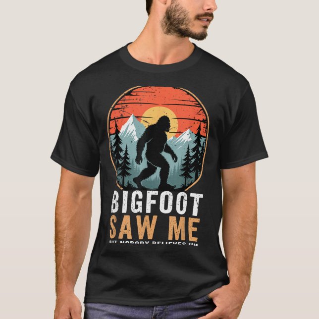Camiseta Bigfoot Saw Me But Nobody Believes Him Humor Funny (Frente)