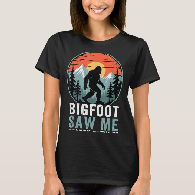 Camiseta Bigfoot Saw Me But Nobody Believes Him Humor Funny (Frente)