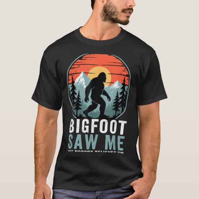 Camiseta Bigfoot Saw Me But Nobody Believes Him Humor Funny (Frente)