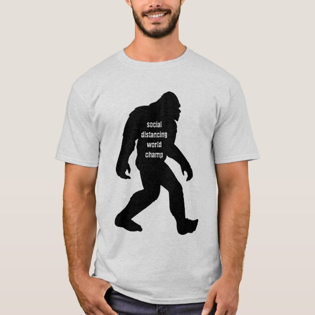 Camiseta Bigfoot Social Distancing World Champ (Frente)
