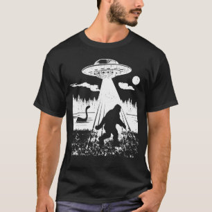 Camiseta Bigfoot UFO Abduction Funny Sasquatch Aliens Crypt