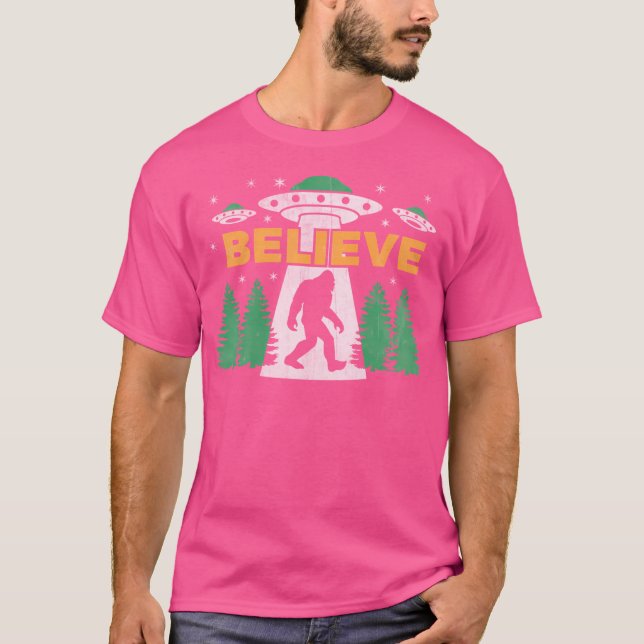 Camiseta Bigfoot Ufo Aliens acreditam que Sasquatch Yeti é  (Frente)