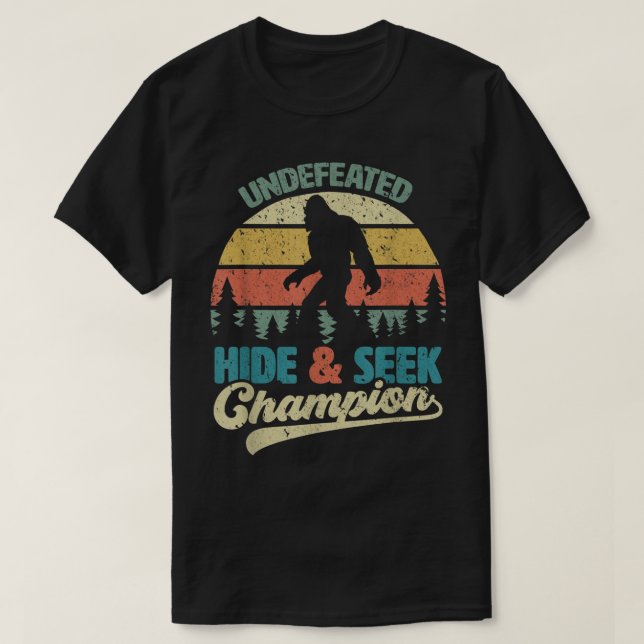 Camiseta Bigfoot Undefeated Hide and Seek Champion (Frente do Design)
