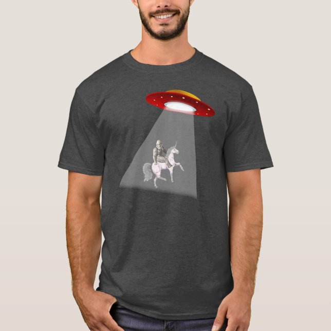 Camiseta Bigfoot Unicorn UFO Abdução (Frente)