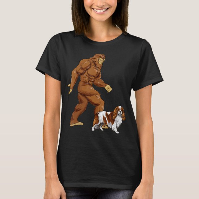 Camiseta Bigfoot Walking Cavalier King Charles Spaniel (Frente)