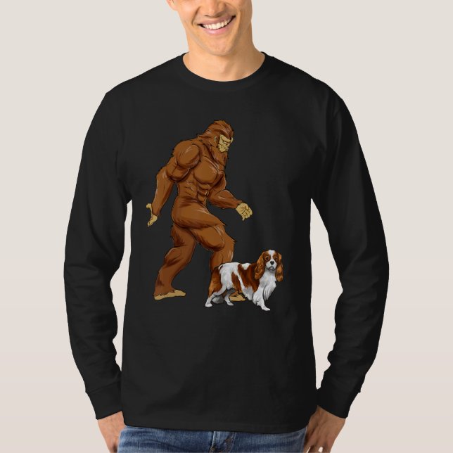 Camiseta Bigfoot Walking Cavalier King Charles Spaniel (Frente)