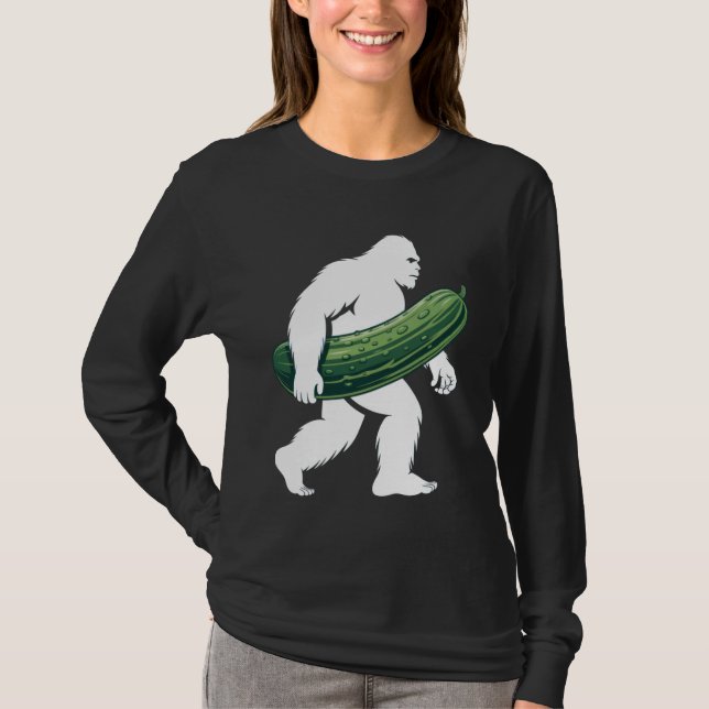 Camiseta Bigfoot with Cucumber for Adventurous Campers and  (Frente)