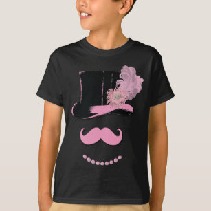 Camiseta Bigode, chapéu alto, penas, e flor cor-de-rosa da