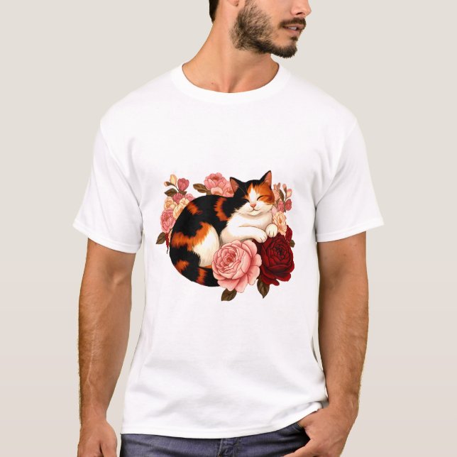 Camiseta Bigodes Dourados: Gato Calico em Devaneio de Rosa (Frente)