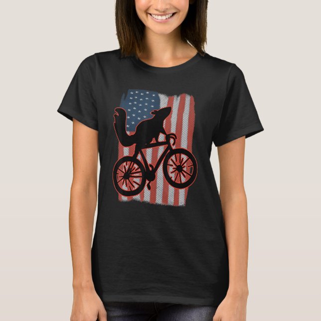 Camiseta Bike Squirrel Riding A Bicycle Patriotic American  (Frente)