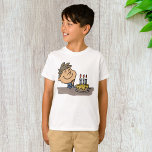 Camiseta Birthday Boy<br><div class="desc">Um aniversariante com bolo e velas. Esta design parece realmente eficaz nesta camiseta</div>