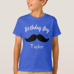 Camiseta Birthday Boy Mustache<br><div class="desc">Celebre o aniversariante com sua própria camiseta personalizada. Esta camisa azul mostra "Aniversário" escrito em uma linda fonte branca e cursiva com um bigode por baixo. Debaixo do bigode está um lugar para inserir o nome dele. Peça esta camisa de aniversário hoje! gráficos de Prettygrafik Design (https://www.etsy.com/shop/Prettygrafikdesign)</div>