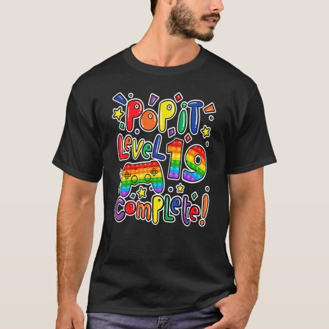 Camiseta Birthday Boy Nível 19 Pop Completamente Fidget (Frente)