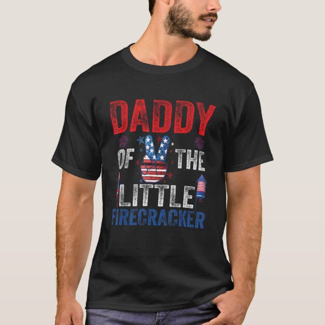 Camiseta Birthday Daddy Dad Of The Little Firecracker (Frente)