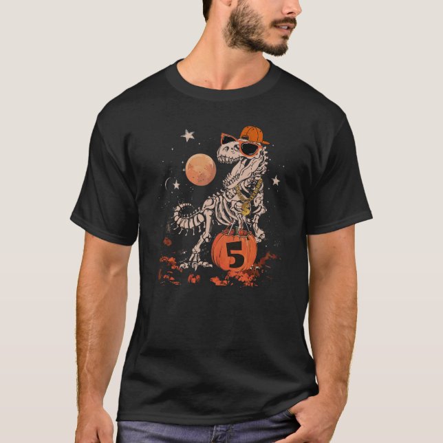 Camiseta Birthday Halloween 5th Dinosaur Skeleton T-REX Sca (Frente)