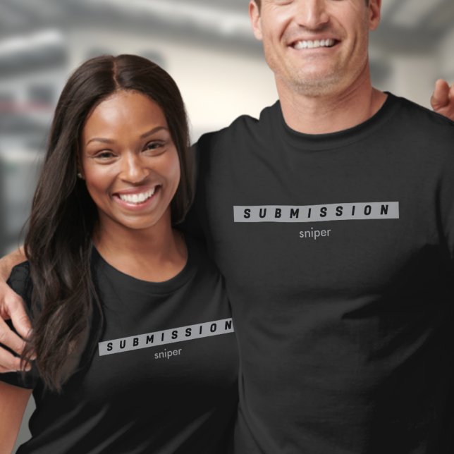Camiseta BJJ Arte Suave Submissão Negra Jiu Jitsu ("Submission Sniper" black T-shirt worn by a woman and a man. )