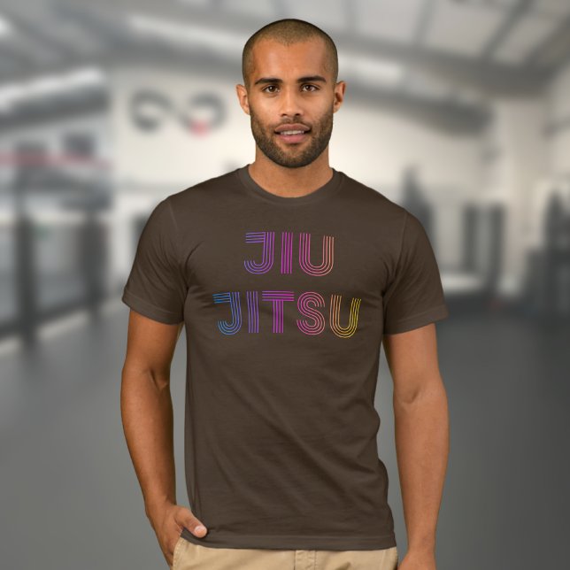 Camiseta BJJ Funky brasileiro Jiu Jitsu Brown (Funky brown Brazilian Jiu Jitsu T-shirt worn by a male model in a gym.)