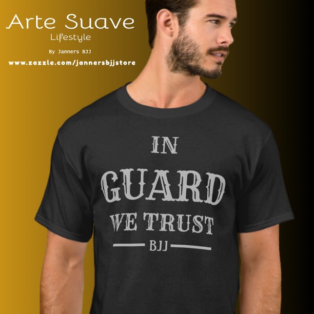 Camiseta BJJ na Guarda Confiamos no Jiu Jitsu brasileiro (Man wearing a black t-shirt with "In Guard We Trust" printed in vintage ornate white font.)