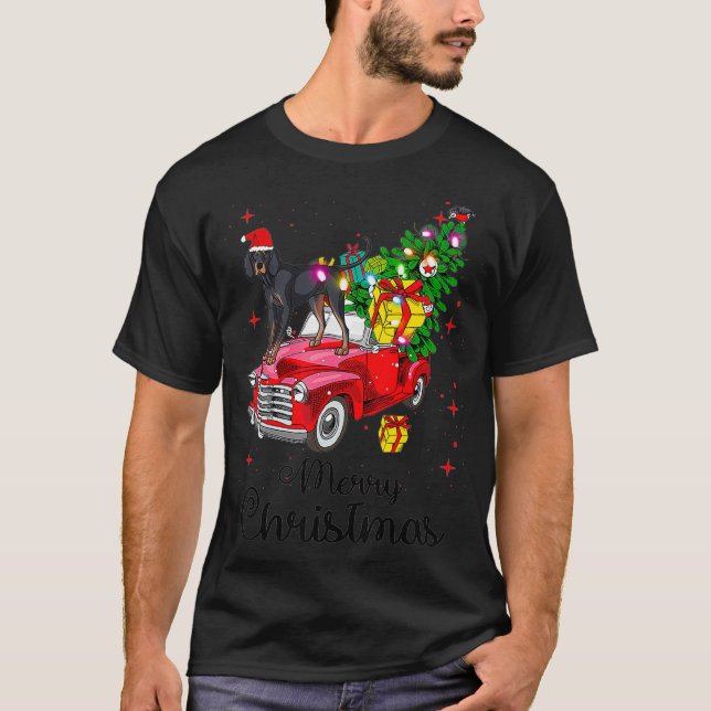 Camiseta Black And Tan Coonhound Rides Red Truck Natal  (Frente)
