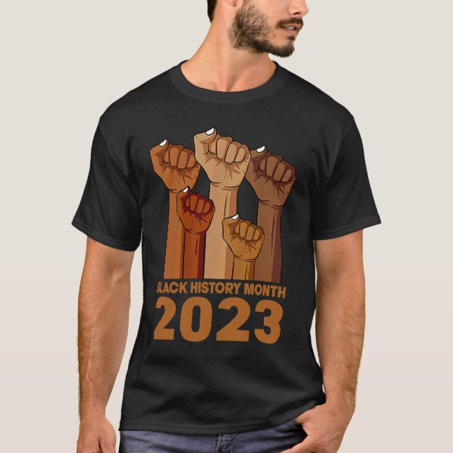 Camiseta Black History Month 2023 BHM Pride Hand Fist Peace (Frente)