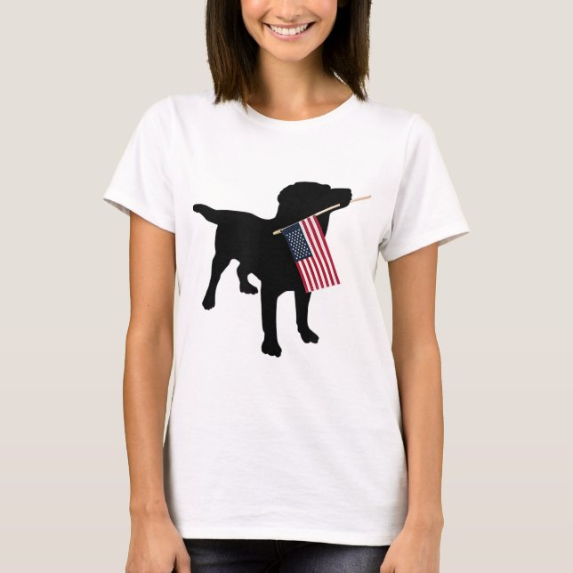 Camiseta Black Lab Dog Holding 4 de julho Patriótico EUA Fl (Frente)