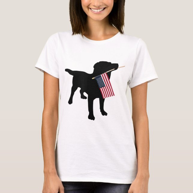 Camiseta Black Lab Dog Holding 4 de julho Patriótico EUA Fl (Frente)