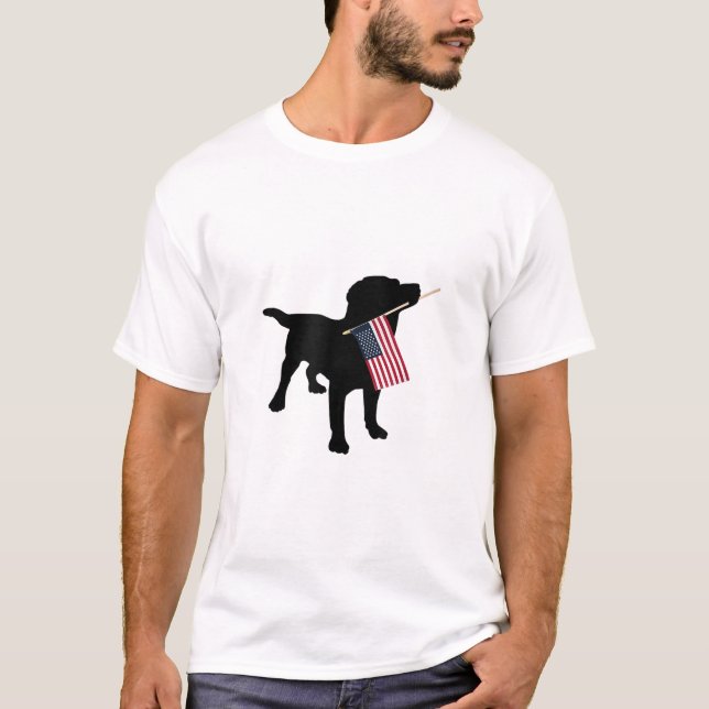 Camiseta Black Lab Dog Holding 4 de julho Patriótico EUA Fl (Frente)
