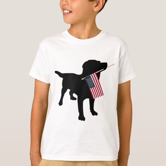 Camiseta Black Lab Dog Holding 4 de julho Patriótico EUA Fl (Frente)