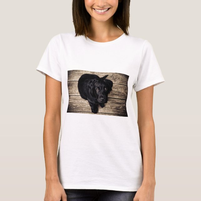 Camiseta Black Labrador Retriever Puppy sobre madeira (Frente)