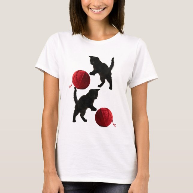 Camiseta Black Silhouette Kitty, with red wool Ball (Frente)