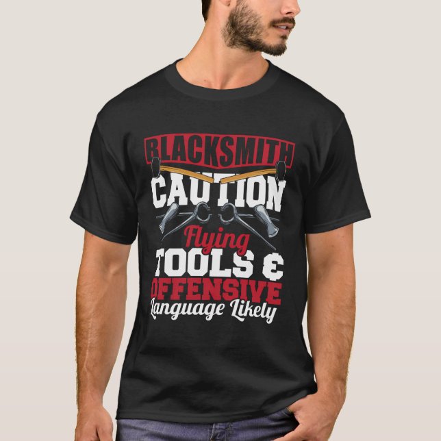 Camiseta Blacksmith Causa Ferramentas Voadoras Forge Blacks (Frente)