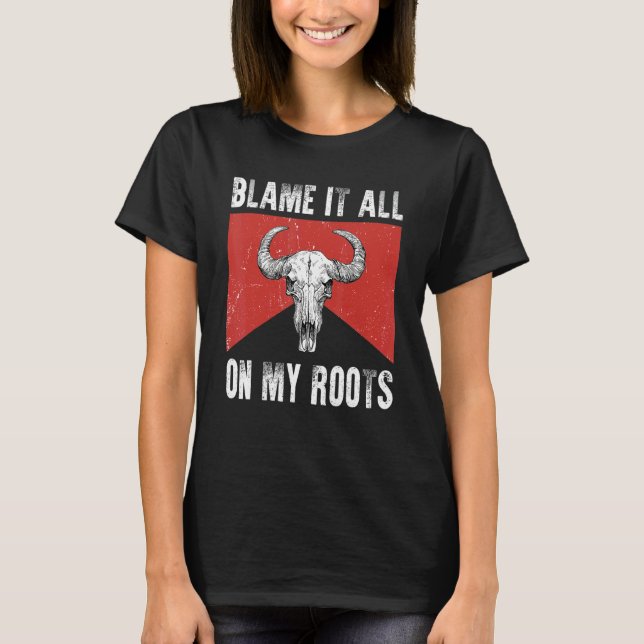 Camiseta Blame It All on My Roots  Outlaws Music Bull Skull (Frente)
