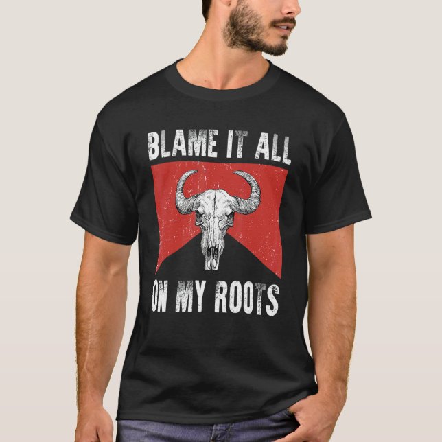 Camiseta Blame It All on My Roots  Outlaws Music Bull Skull (Frente)