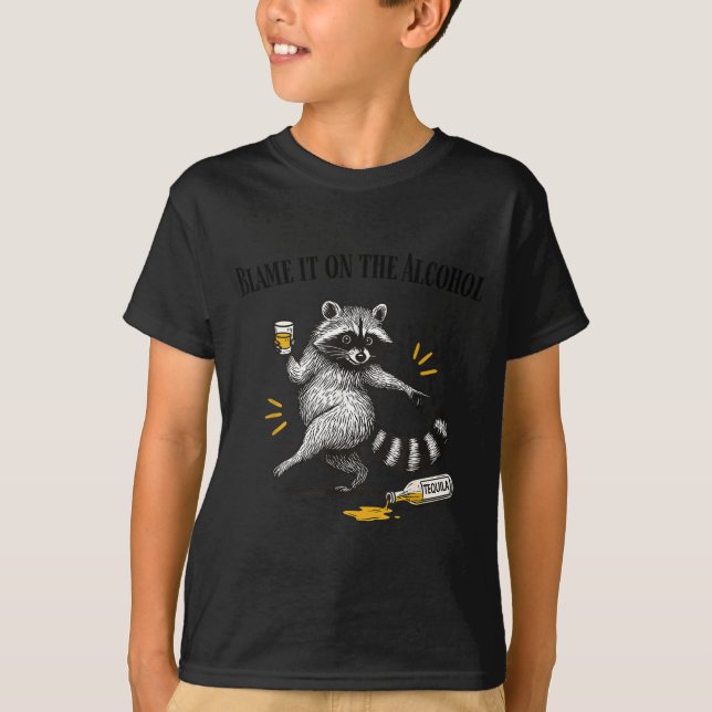 Camiseta Blame It On The Alcohol Drunk Raccoon Meme Trashed (Frente)