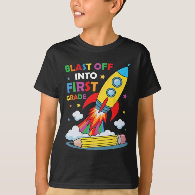 Camiseta Blast Off Into 1st Grade First Day Of School  (Frente)