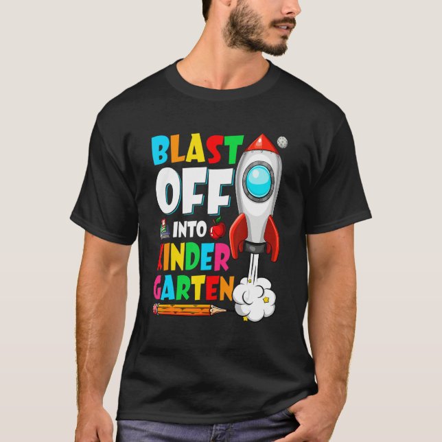 Camiseta Blast Off Into Kindergarten First Day Back To Scho (Frente)