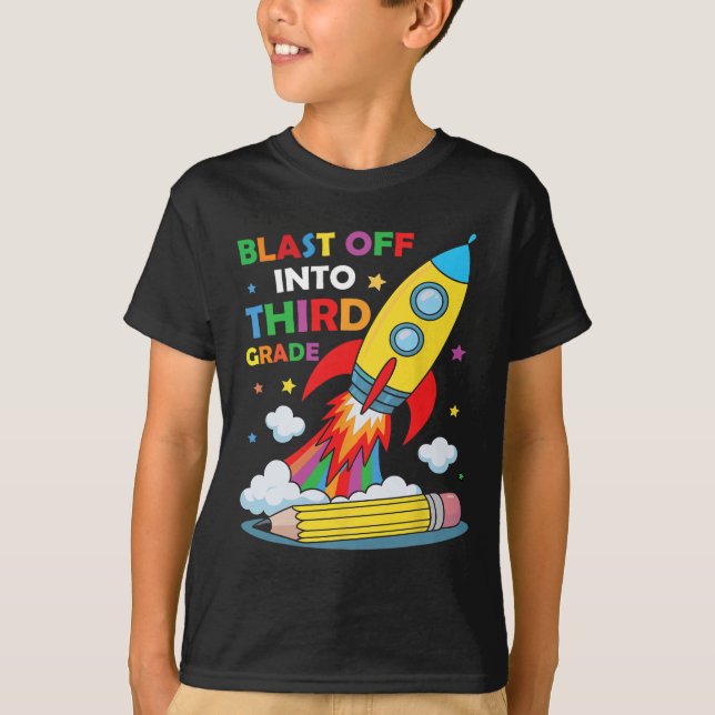 Camiseta Blast Off Into Third Grade First Day Of School  (Frente)