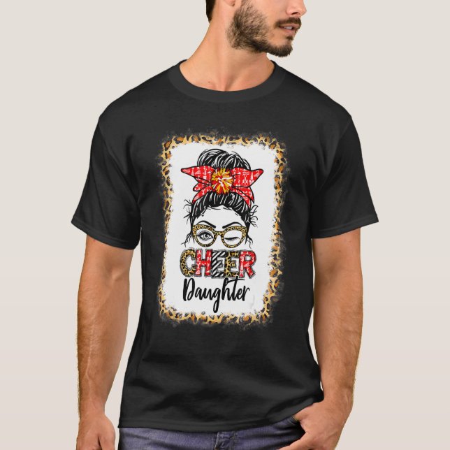 Camiseta Bleached Cheer Daughter Cheerleading Messy Bun Leo (Frente)