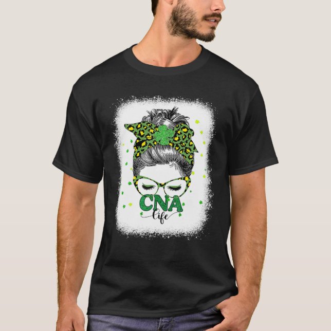 Camiseta Bleached Cna Life Messy Bun Leopard St Patricks Da (Frente)